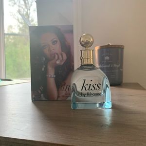 Kiss by Rihanna. Floral, fruity sent. Never use before